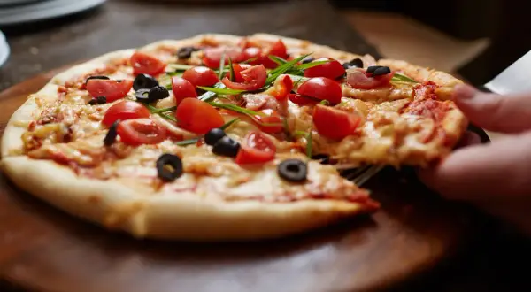 Ile kcal ma mała pizza? Zaskakujące różnice w kaloriach!