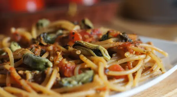 Prosty przepis na spaghetti z małżami, który zachwyci Twoje podniebienie