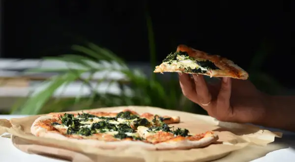 Gdzie powstała pizza? Odkryj jej zaskakującą historię i korzenie