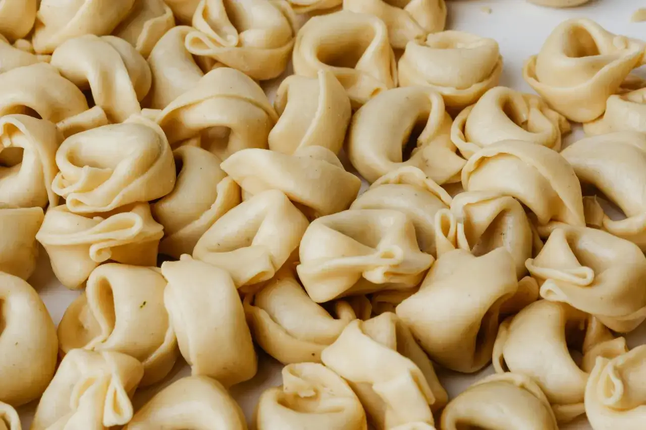 Z czym podawać tortellini z serem, aby zaskoczyć gości?