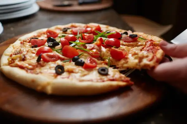 Ile kcal ma mała pizza? Zaskakujące różnice w kaloriach!