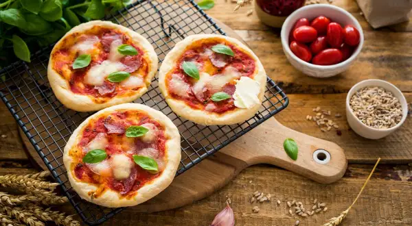 Jak zrobić pizzę jak z pizzerii: sekrety idealnego smaku w domu