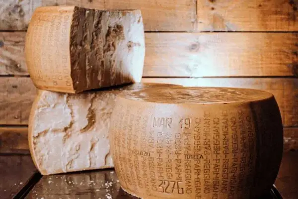 Skąd pochodzi ser parmezan? Odkryj jego fascynującą historię i regiony