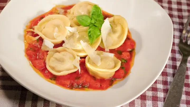Z czym podawać tortellini z szynką, aby zachwycić gości?